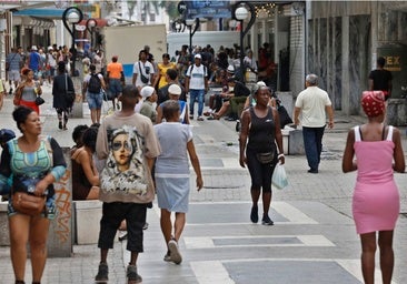 Cubanos paseando por una calle de La Habana.