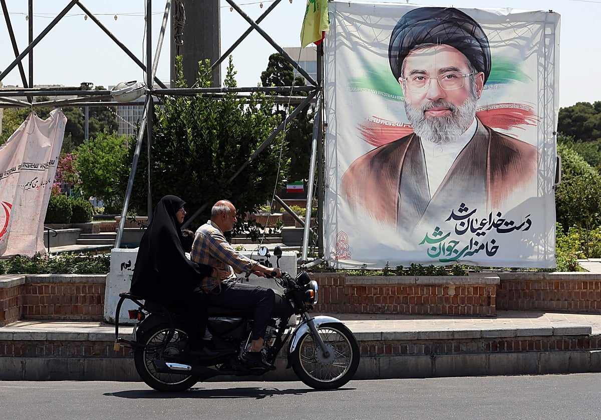 Una imagen de Mojtaba Jamenei en una calle de Teherán.