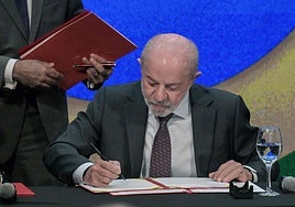 Luiz Inácio Lula da Silva, firma la medida provisional que prohíbe las plataformas de apuestas deportivas en línea.