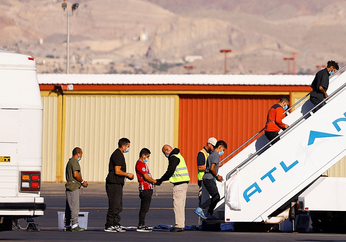 El Supremo avala cautelarmente las deportaciones de Trump a terceros países