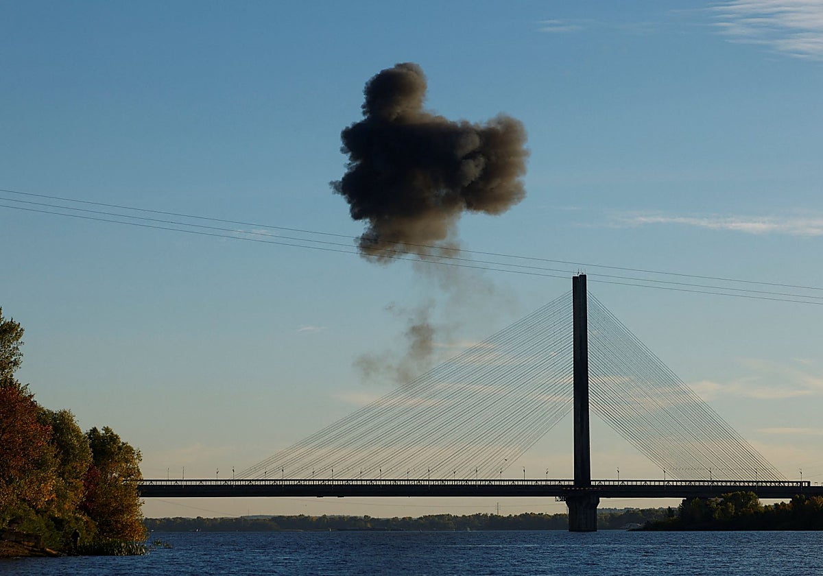 Drones rusos bombardean un importante puente sobre el río Dniéper en Kiev