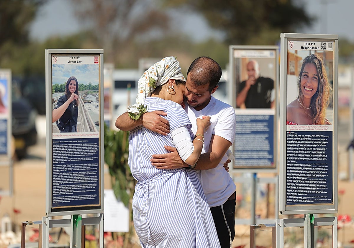 Visitantes del memorial dedicado a las víctimas del festival de música Nova.