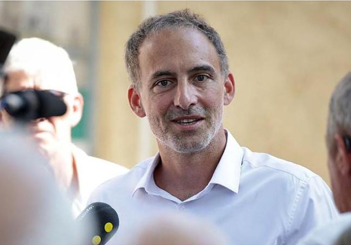 El eurodiputado Glucksmann gana con claridad al socialista Faure  en la primarias del centroizquierda en Francia