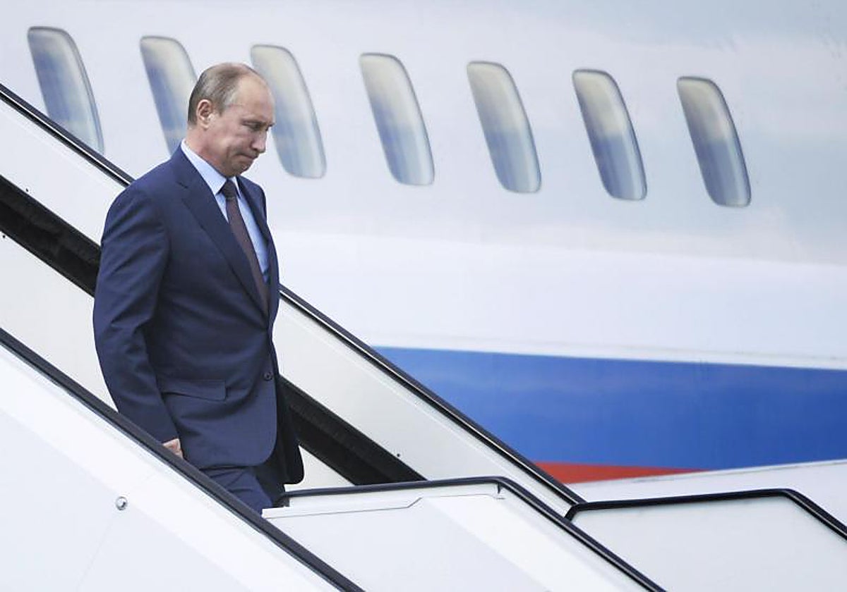 Vladímir Putin desciende de un avión en Finlandia en 2013, cuando era un activo viajero.