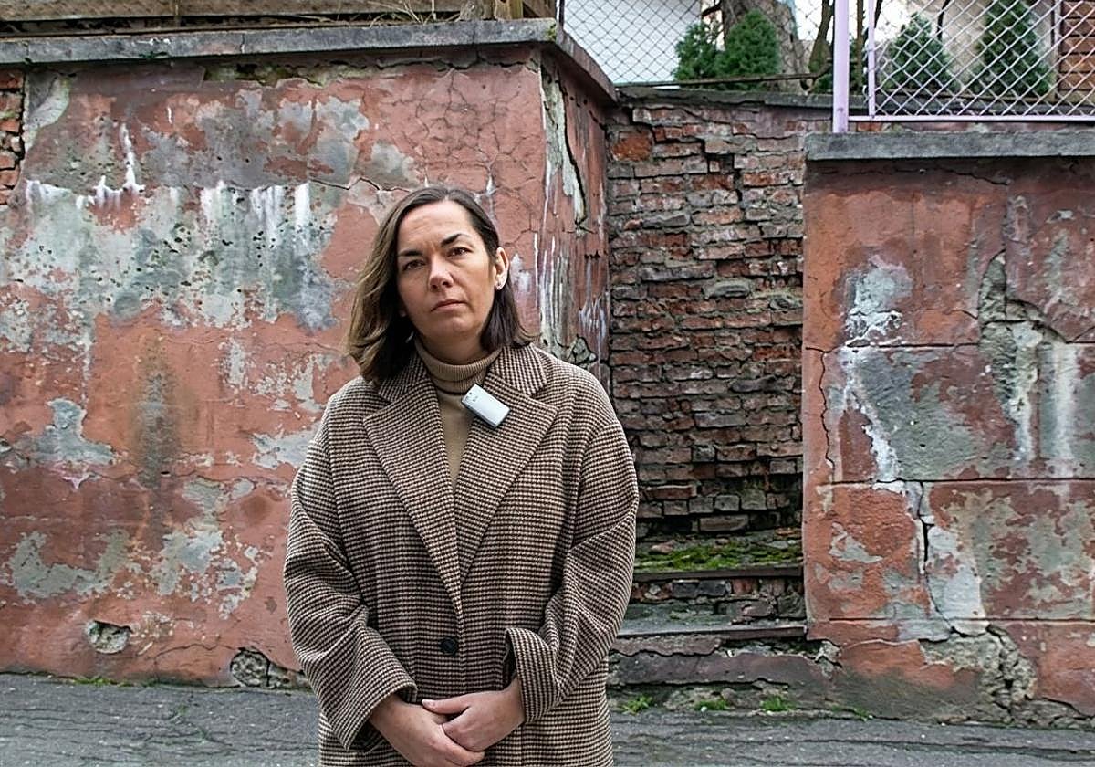 Oksana Brovko, en una calle ucraniana tras la invasión rusa.