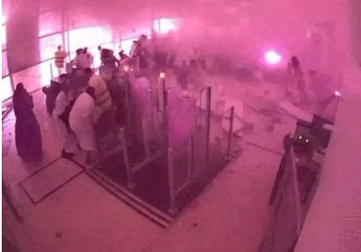 Momento de la explosión del misil en el aeropuerto de Riad que mató a 12 personas e hirió a 309.