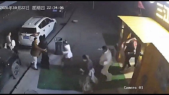 Una cámara capta el momento en que los clientes de un restaurante salen precipidamante a la calle durante el terremoto.