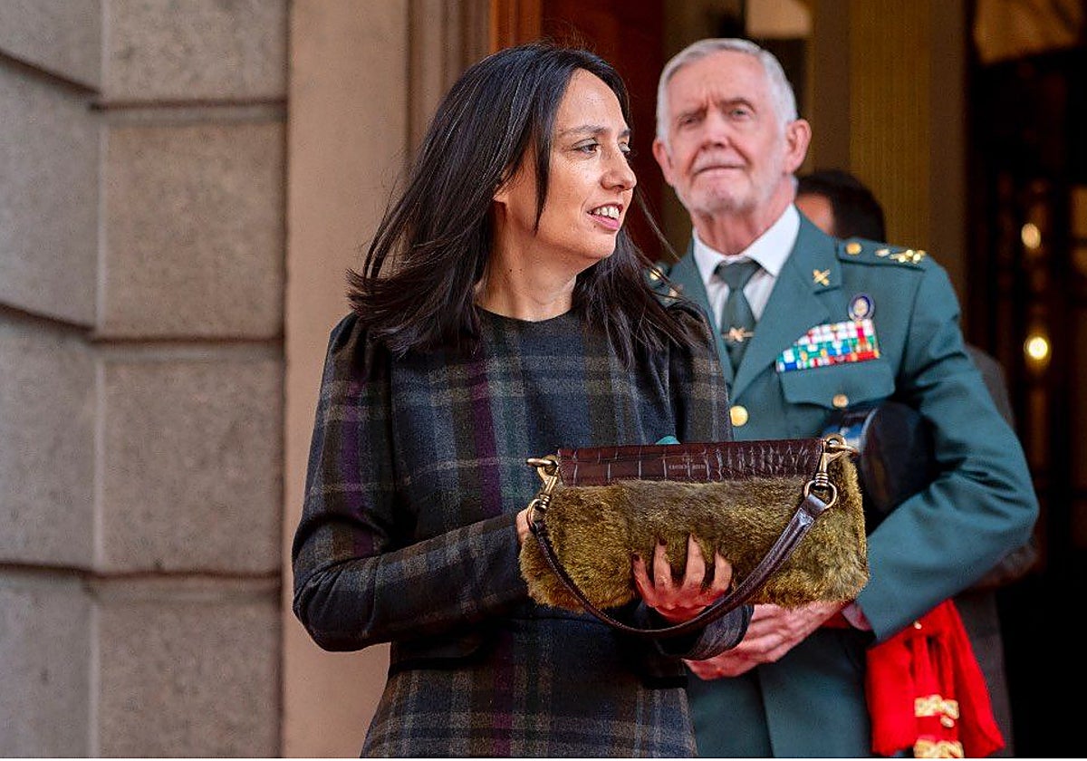 Expedientes, notas, reuniones y 'listas negras' acorralan a la directora de la Guardia Civil y a su DAO por las coacciones a la UCO