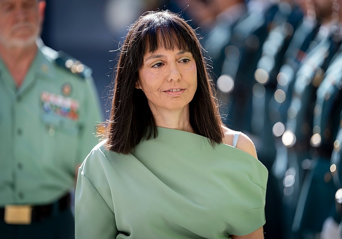Mercedes González pasa revista a una dotación de la Guardia Civil.