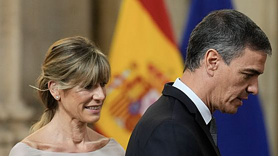 Peinado exige a Begoña Gómez que «acredite» que solo utilizó el pasaporte para viajar a la graduación de su hija