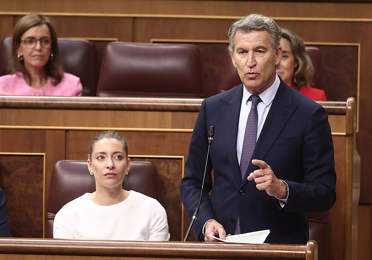 Feijóo y la portavoz del PP en el Congreso, Ester Muñoz, en el último pleno de junio.