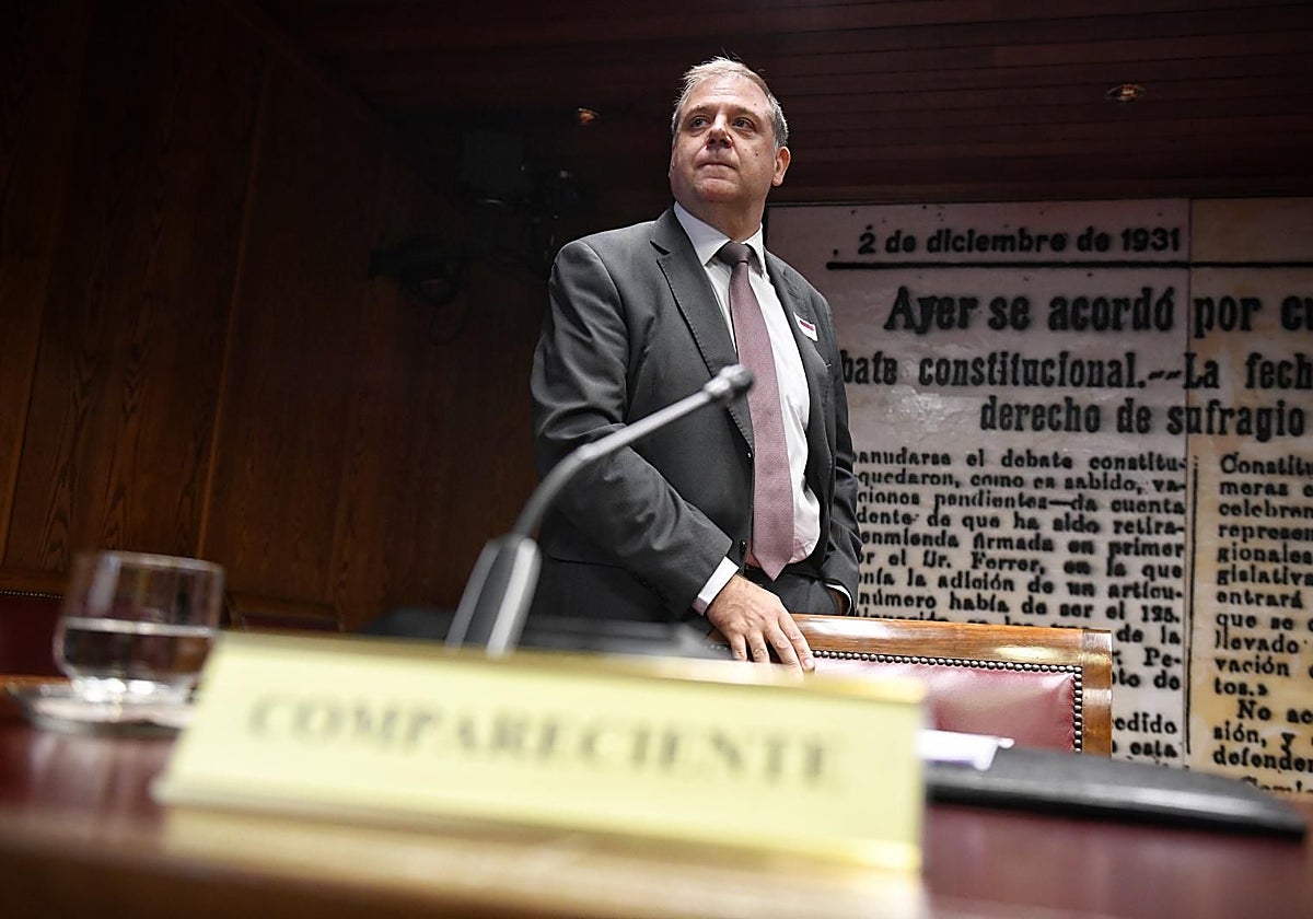 Juan Manuel Serrano ante el Senado en septiembre de 2025