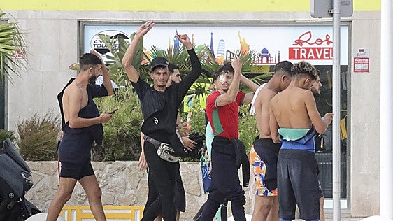 El Gobierno moviliza al Ejército ante la entrada de 20.000 inmigrantes en Ceuta