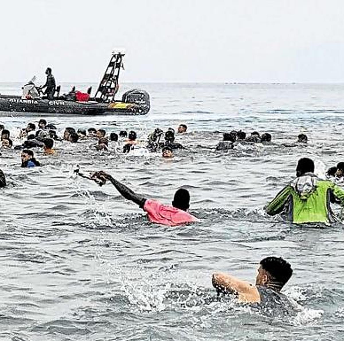 - Un grupo de personas tratan de llegar a nado desde la playa de la localidad de Fnideq (Castillejos, Marruecos) hacia uno de los espigones de Ceuta en mayo de 2021