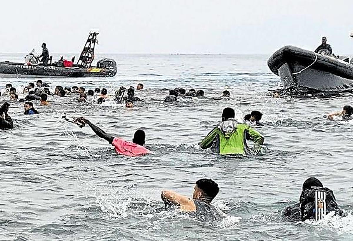 - Un grupo de personas tratan de llegar a nado desde la playa de la localidad de Fnideq (Castillejos, Marruecos) hacia uno de los espigones de Ceuta en mayo de 2021