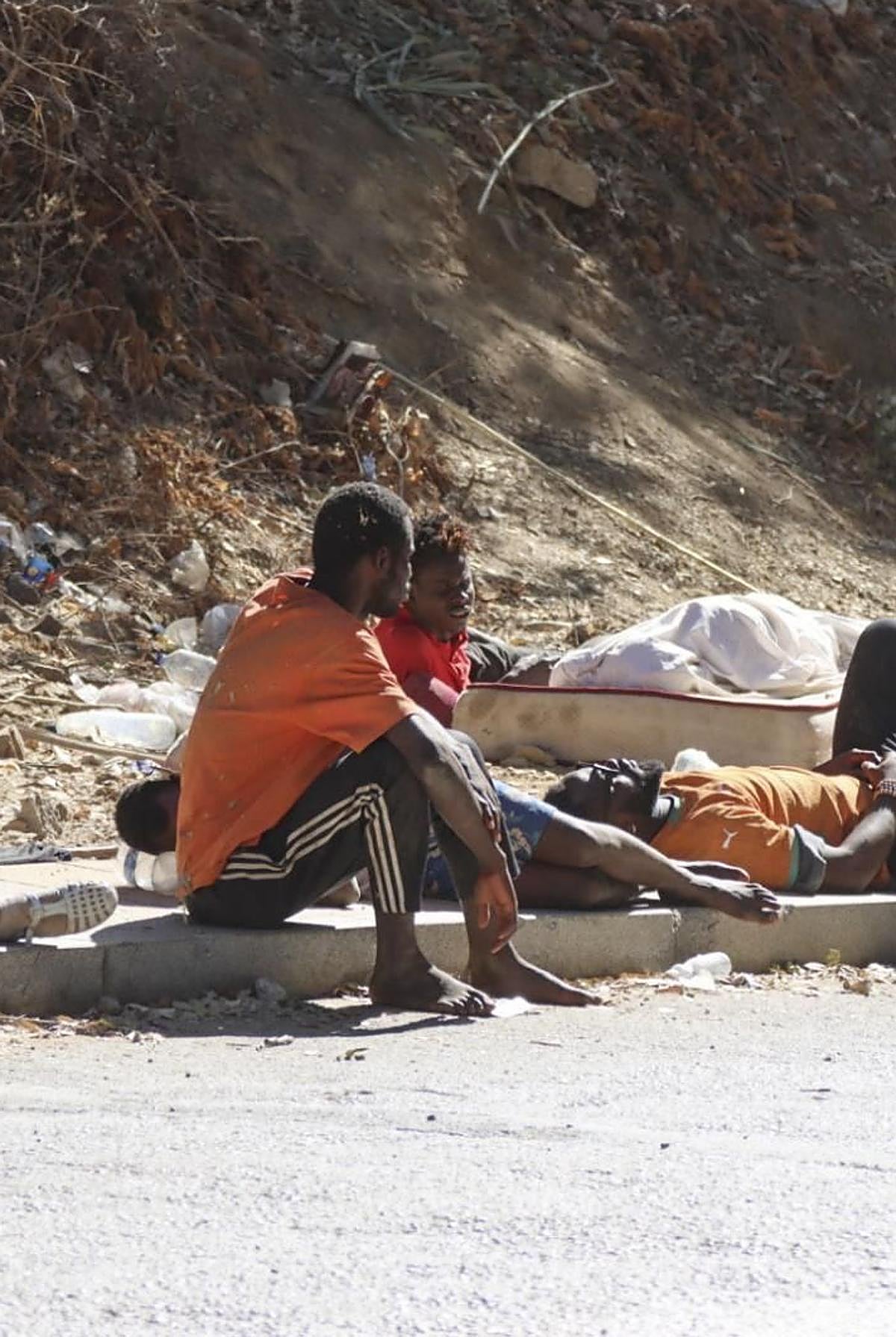 Migrantes en las inmediaciones del CETI