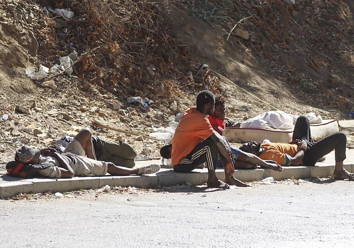 Migrantes en las inmediaciones del CETI