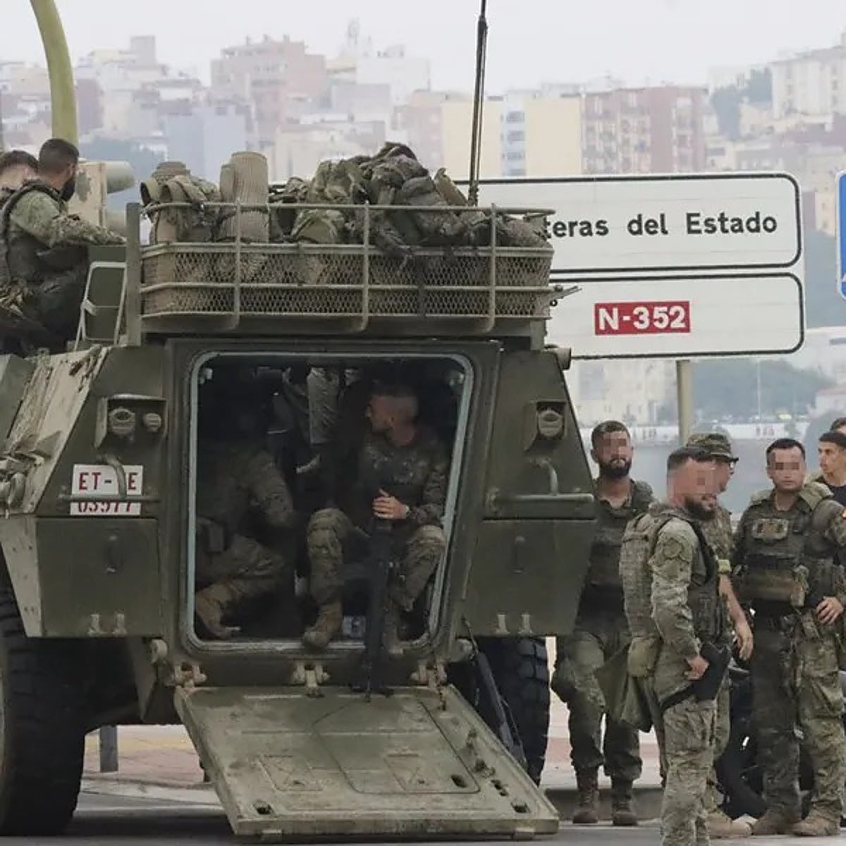 Militares españoles desplegados en las cercanías de la frontera de El Tarajal, lugar de entrada de la avalancha del 30 de julio.