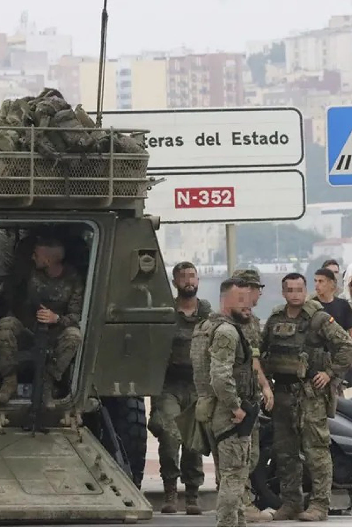 Militares españoles desplegados en las cercanías de la frontera de El Tarajal, lugar de entrada de la avalancha del 30 de julio.