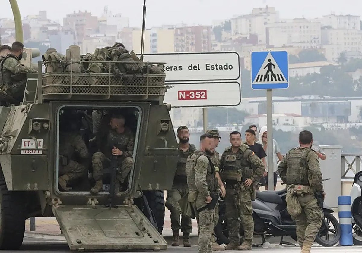 Militares españoles desplegados en las cercanías de la frontera de El Tarajal, lugar de entrada de la avalancha del 30 de julio.