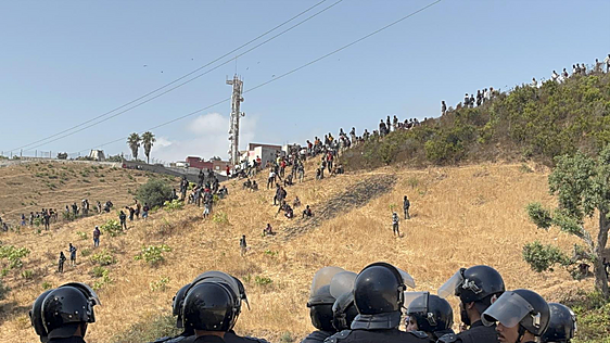 Marruecos frena con cargas y gases lacrimógenos la llegada a Ceuta de varias oleadas de subsaharianos