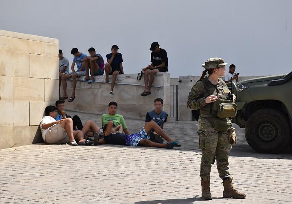 Cortan la falange de los dedos a un menor migrante que vagaba por las calles de Ceuta sin protección