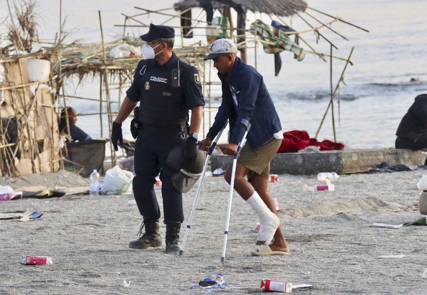 Caos en Ceuta: medio millar de migrantes reocupan la playa tras un polémico operativo de desalojo