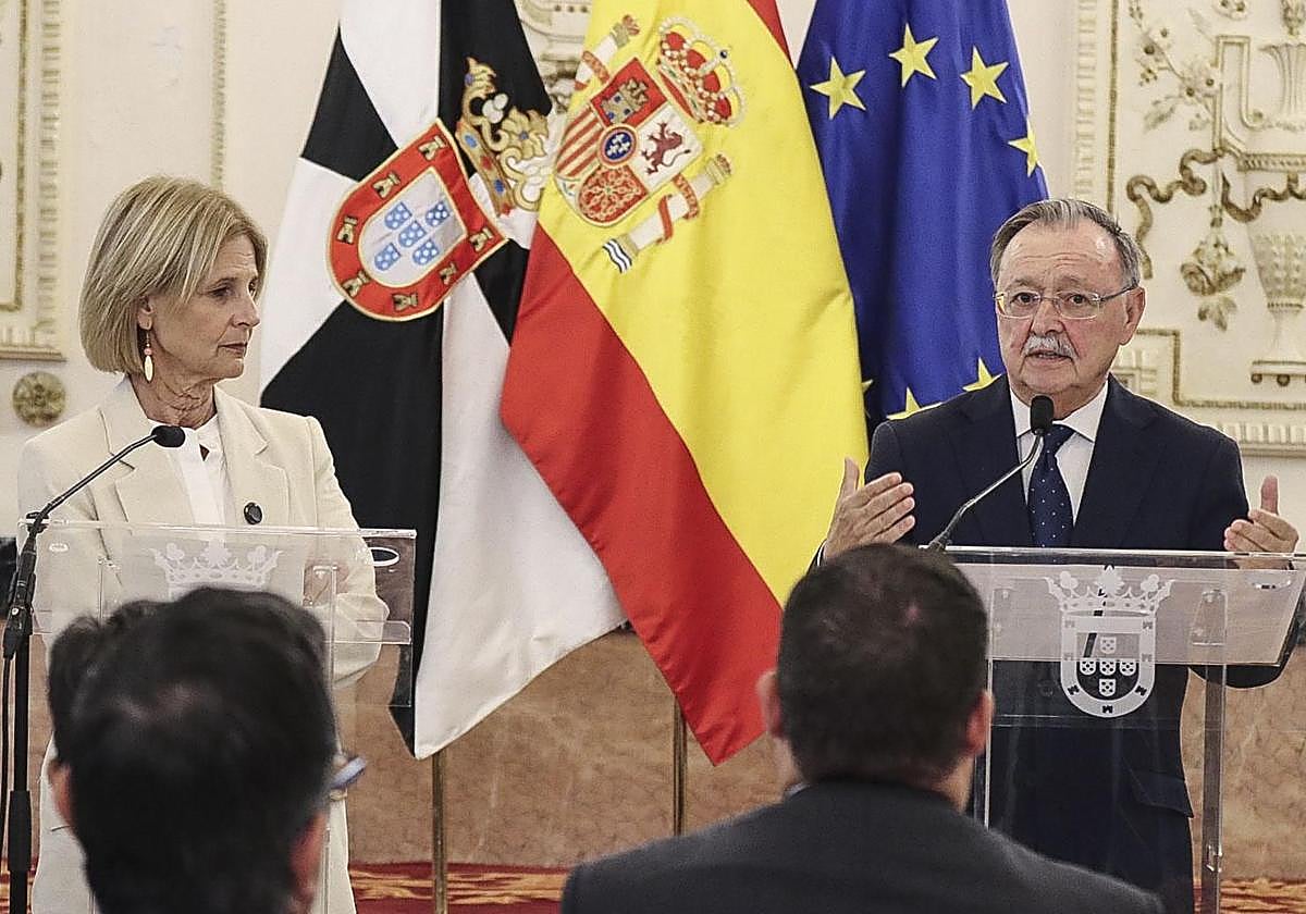 La presidenta de la FEMP cede a Vivas su puesto en el Comité Europeo de las Regiones para informar de la crisis de Ceuta