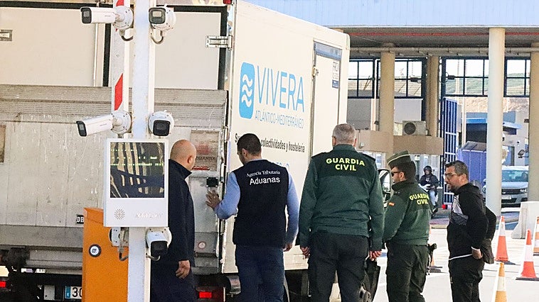 Los transportistas protestan ante la «grave situación de riesgo» a la que se exponen en Ceuta