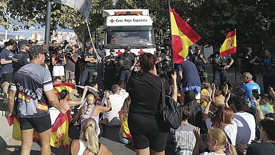 Tercer día de protestas en Ceuta: los manifestantes rompen el cordón policial y acceden a la playa