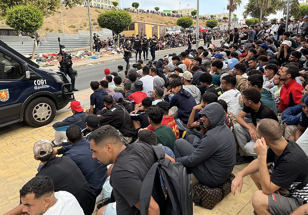 Cargas policiales en Ceuta para contener el motín a la entrada del campamento de Loma Colmenar