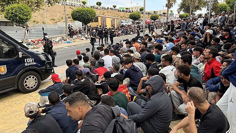 Cargas policiales en Ceuta para contener el motín a la entrada del campamento de Loma Colmenar