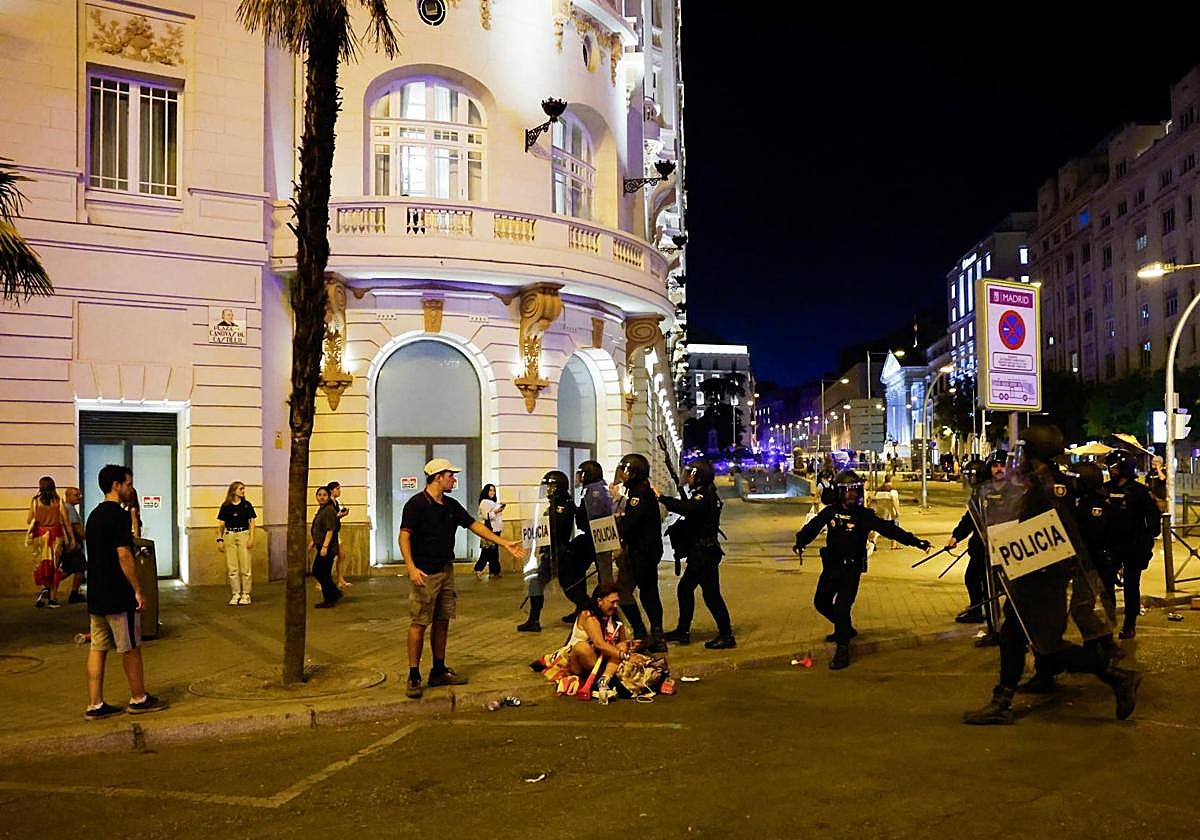 La manifestación por Ceuta frente al Congreso termina con cargas policiales y consignas racistas