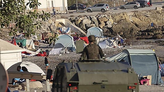 Un juzgado abre diligencias por los ataques a militares de migrantes en Ceuta