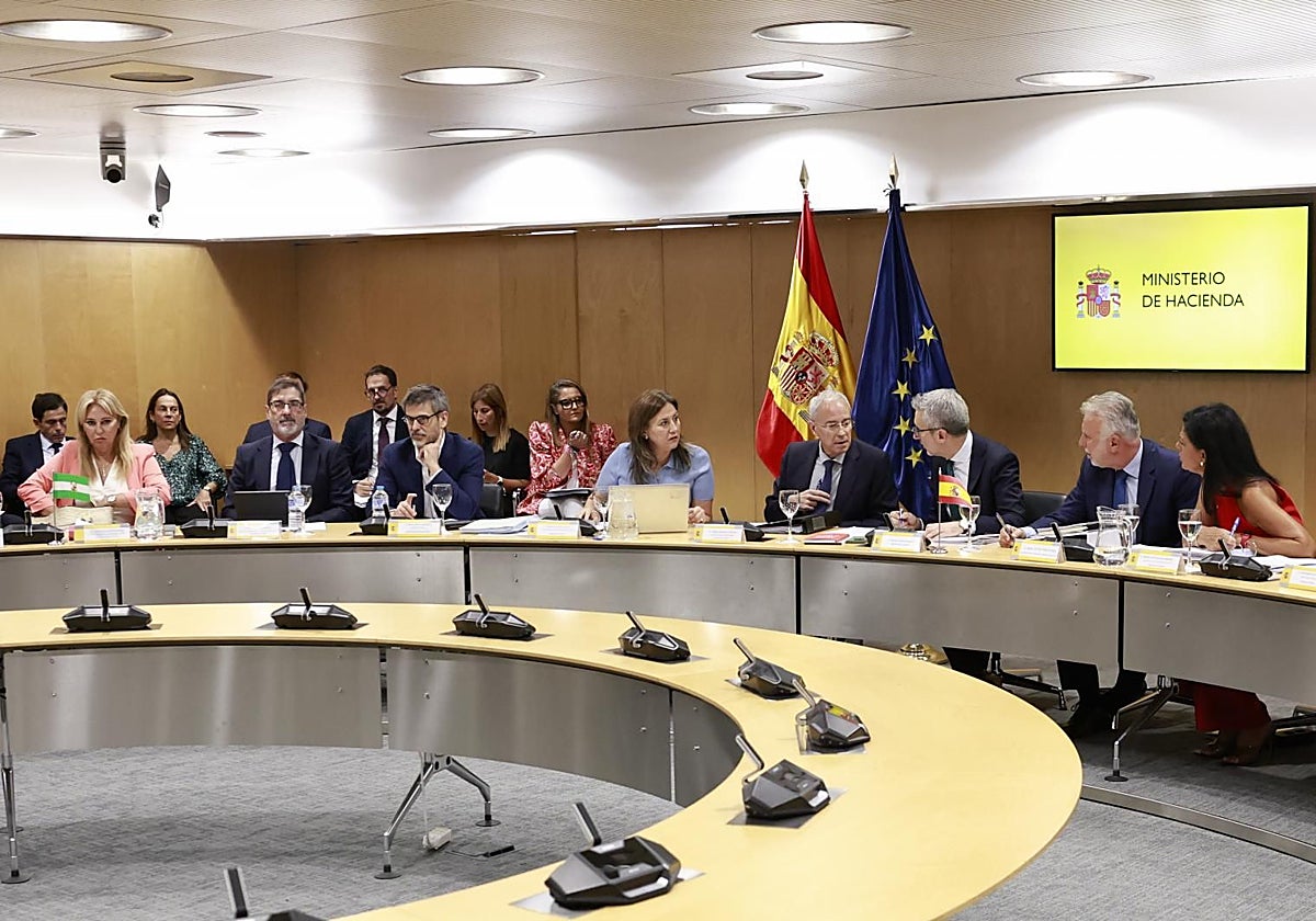 El Gobierno aprueba la nueva financiación en el CPFF con todas las autonomías en contra salvo Cataluña y Canarias