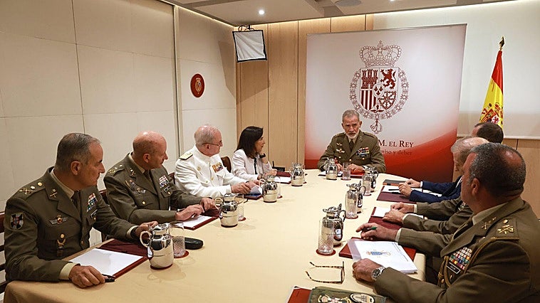 El Rey se reunió con Robles y la cúpula militar para evaluar la situación de Ceuta