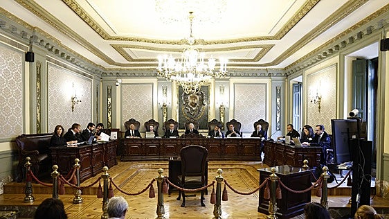 La izquierda critica al Supremo por «hacer política» con la 'ley de nietos', mientras Vox pide cautela