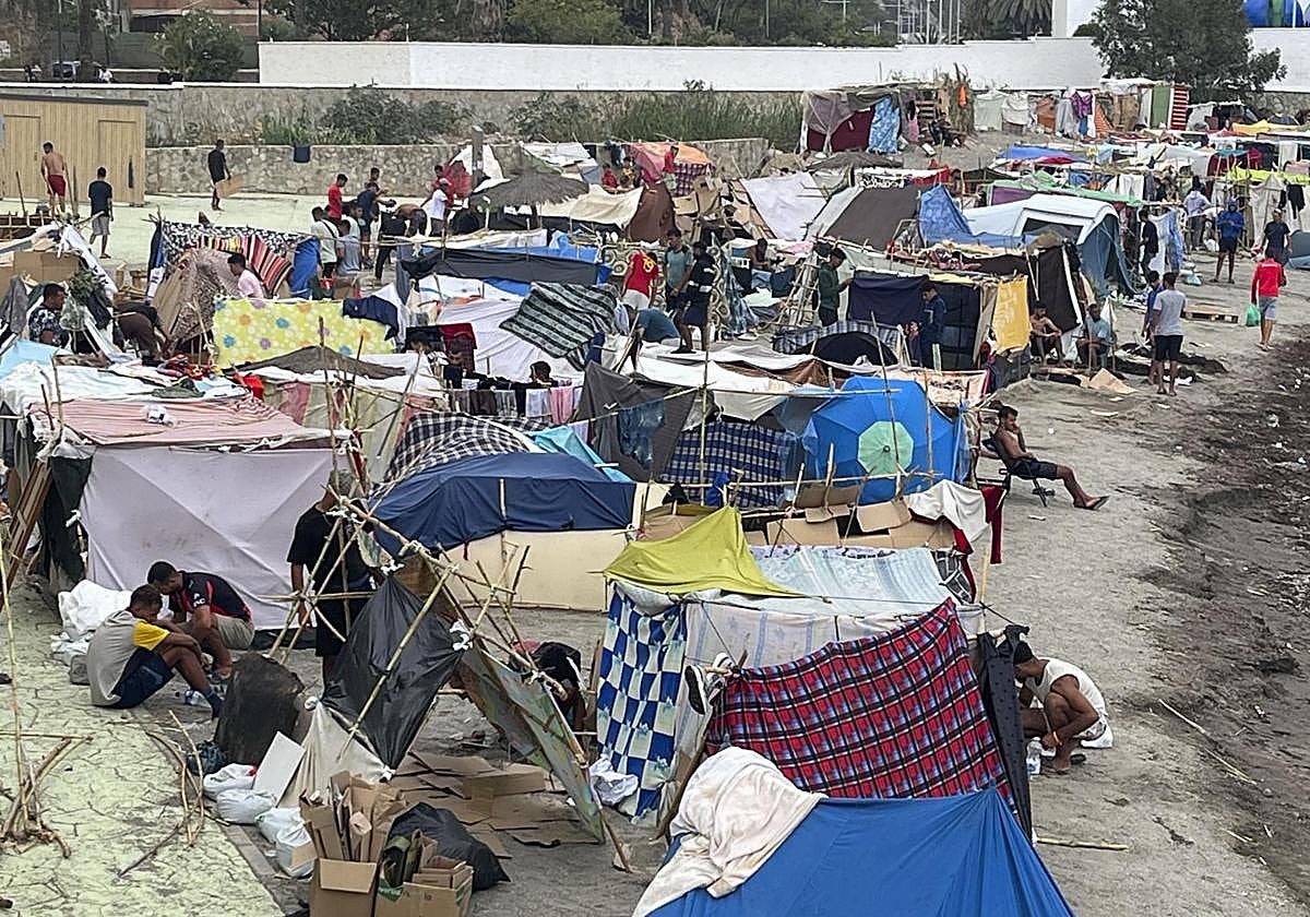 Los migrantes extienden su asentamiento en Ceuta con más de 100 chabolas en la playa de Benítez junto al Trampolín