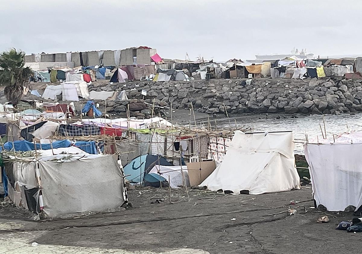 La Policía traslada a cientos de migrantes a una nueva instalación acondicionada en Ceuta