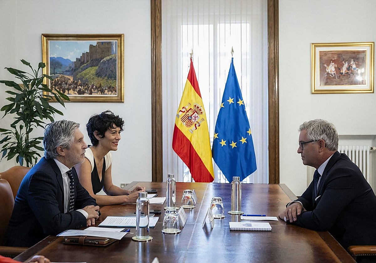 Marlaska garantiza a la UE que no hay «movimientos secundarios» de migrantes a la Península