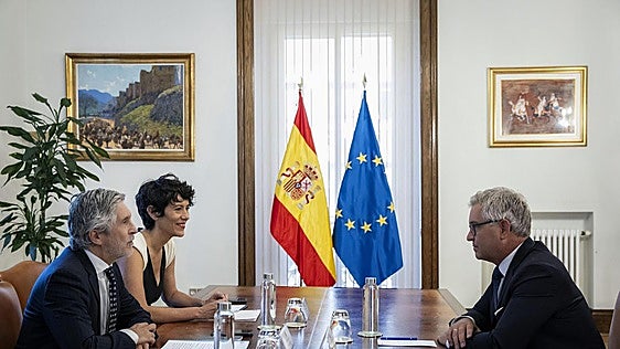Marlaska garantiza a la UE que no hay «movimientos secundarios» de migrantes a la Península