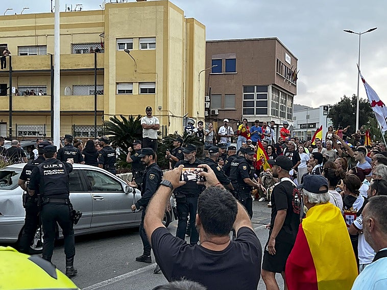 Un grupo de manifestantes destroza el coche de la diputada de Ceuta Ya! Julia Ferreras