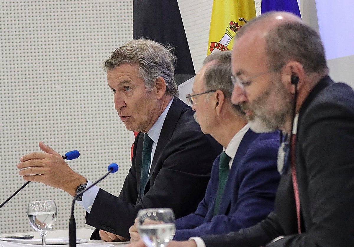 Alberto Núñez Feijóo, Juan Jesús Vivas y Manfred Weber.