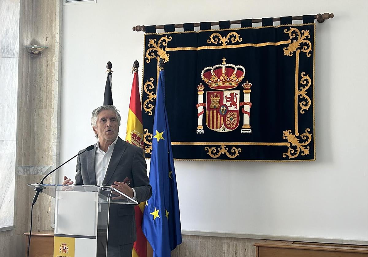 Marlaska atiende a los medios tras su visita a varias instalaciones habilitadas para alojar a migrantes en Ceuta.