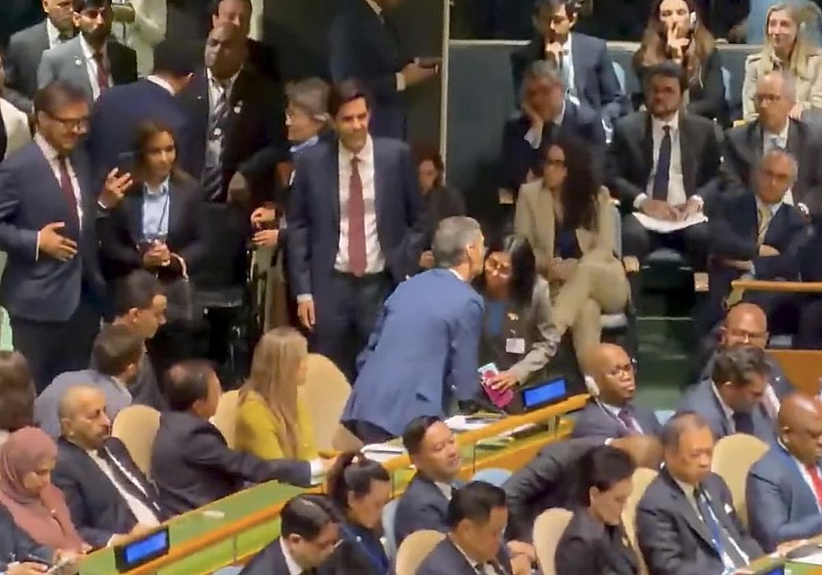 Pedro Sánchez saluda a Delcy Rodríguez en un fotograma de un vídeo distribuido en redes sociales.