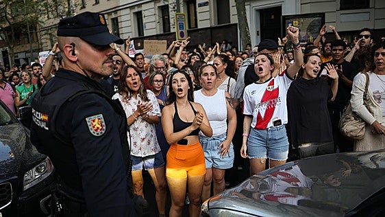 Unas 10.000 personas protestan frente al ático que compró el Gobierno de Ayuso por el desahucio de Maricarmen