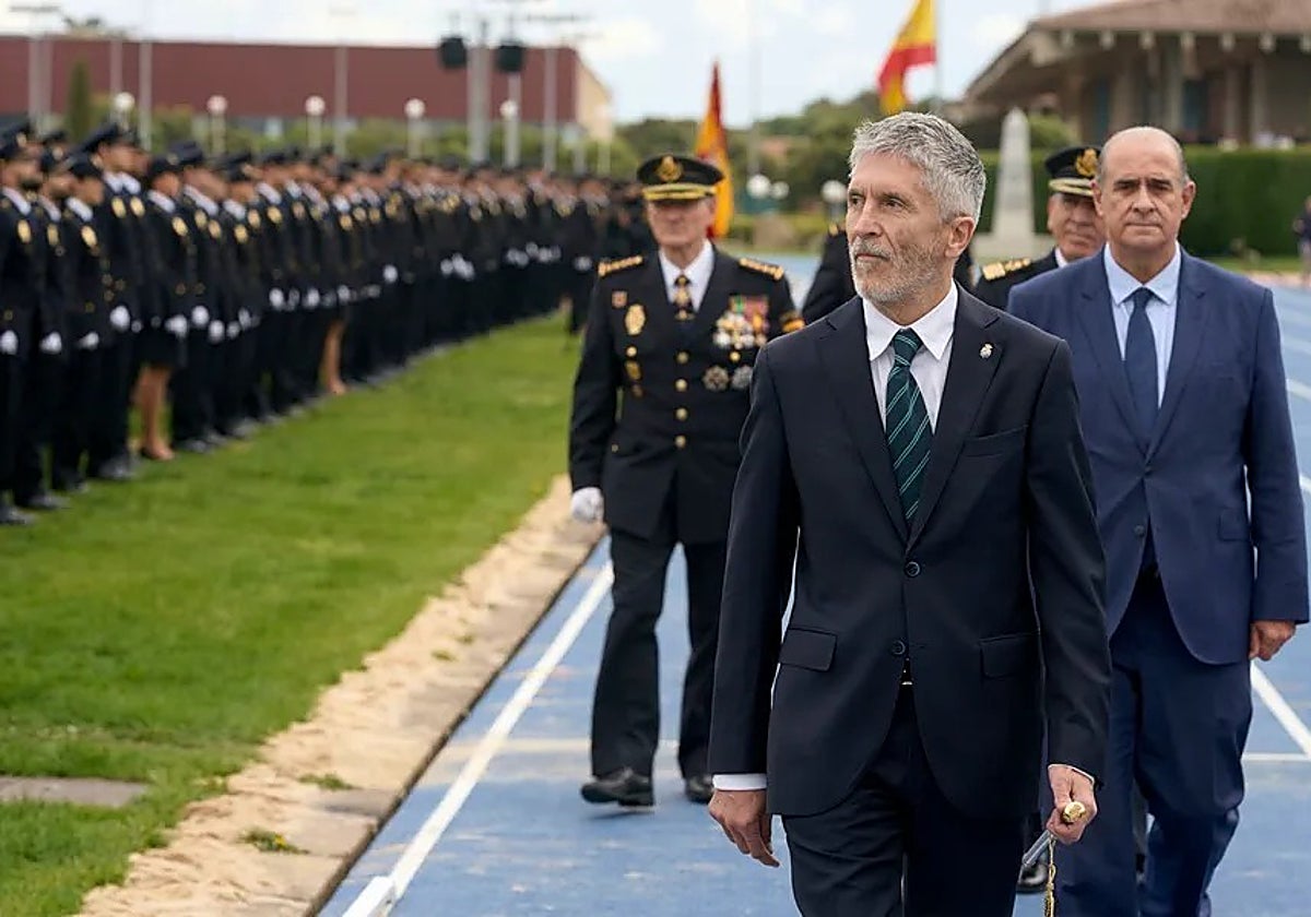 Fernando Grande-Marlaska acompañado por el director de la Policía y la plana mayor del cuerpo pasa revista a los agentes en Ávila en 2023