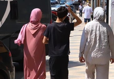 Imagen de archivo de mujeres musulmanas andando por la calle con el Burka
