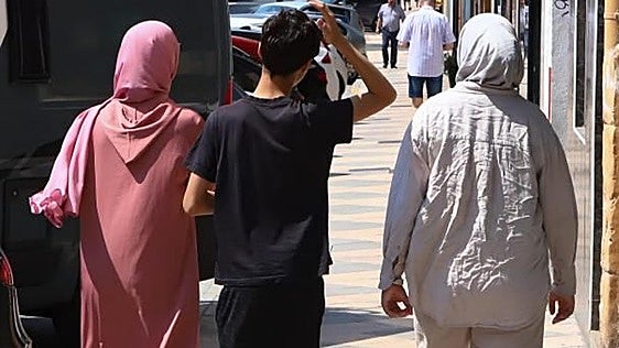 Imagen de archivo de mujeres musulmanas andando por la calle con el Burka