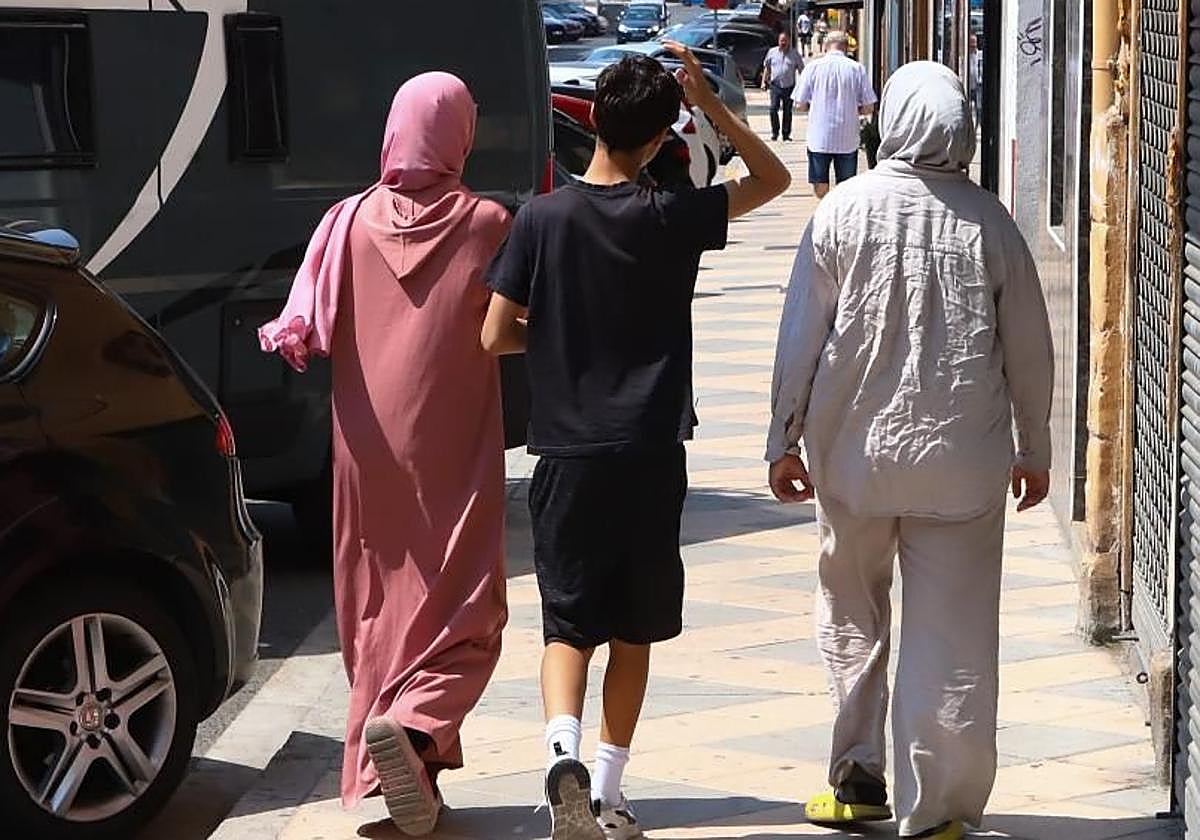 Imagen de archivo de mujeres musulmanas andando por la calle con el burka